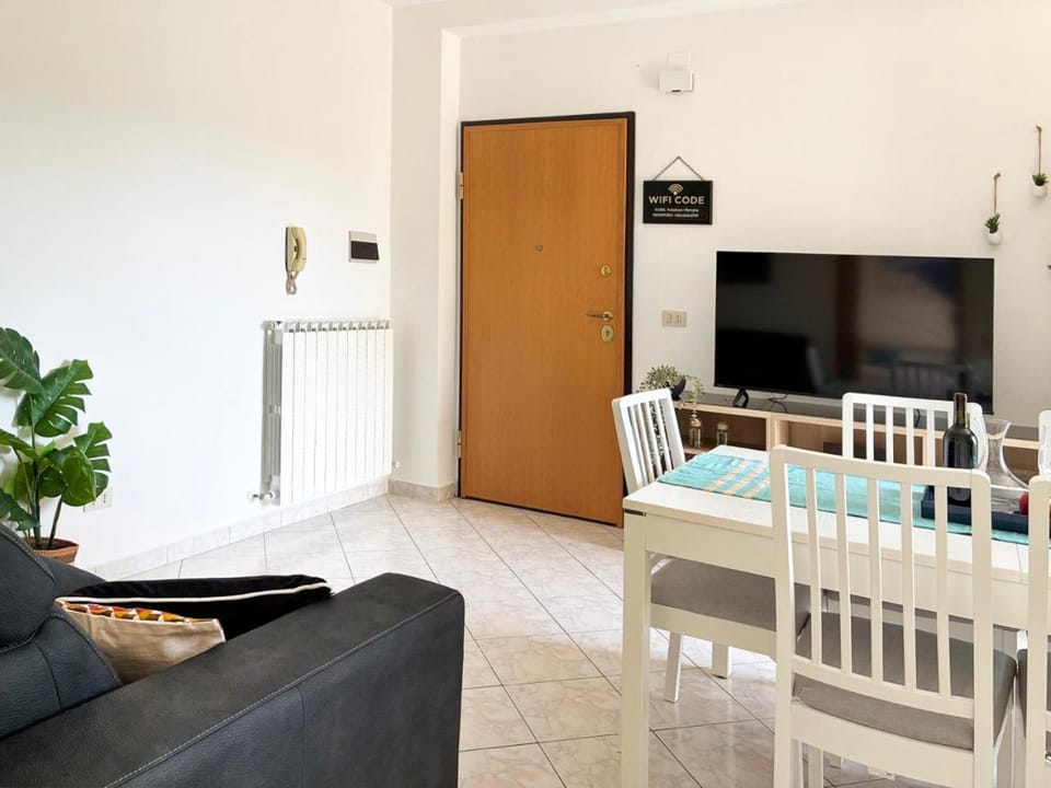 TV and multimedia, Living room, Photo of the whole room, Seating area, Dining area