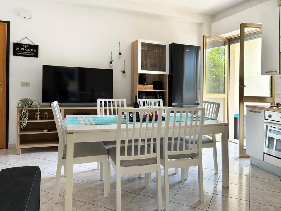 TV and multimedia, Kitchen or kitchenette, Living room, Dining area, oven