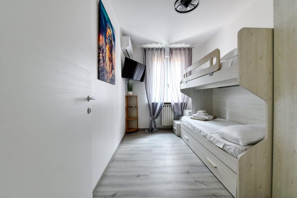 Bed, TV and multimedia, Photo of the whole room, Bedroom, towels