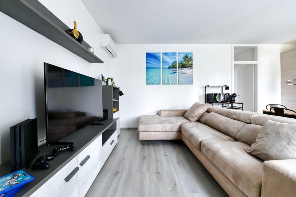 Communal lounge/ TV room, TV and multimedia, Living room, Seating area, Evening entertainment