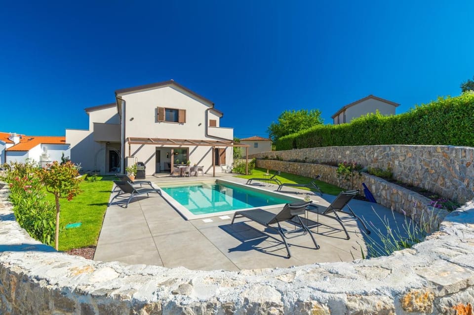 Property building, Garden, Garden view, Pool view, Swimming pool, sunbed