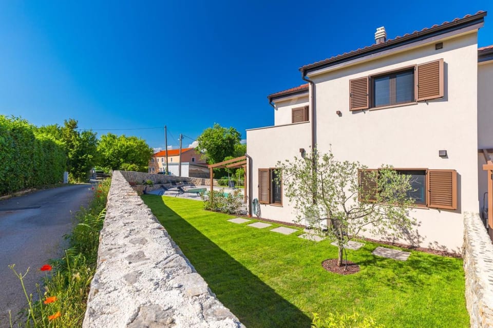 Property building, Garden, Garden view, Parking