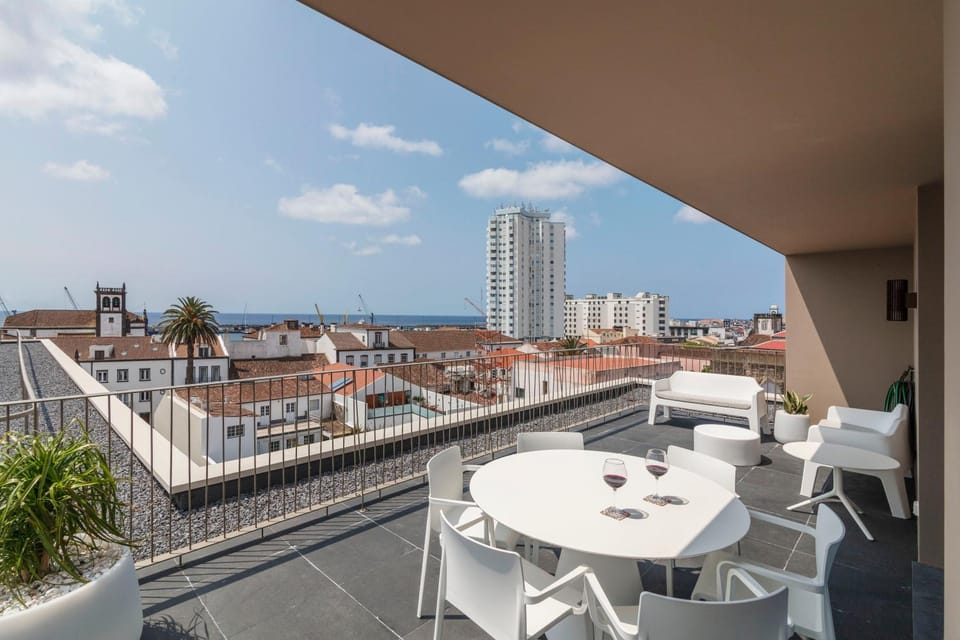 View (from property/room), Balcony/Terrace, Dining area, City view