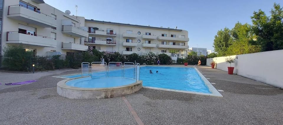 Day, Swimming pool