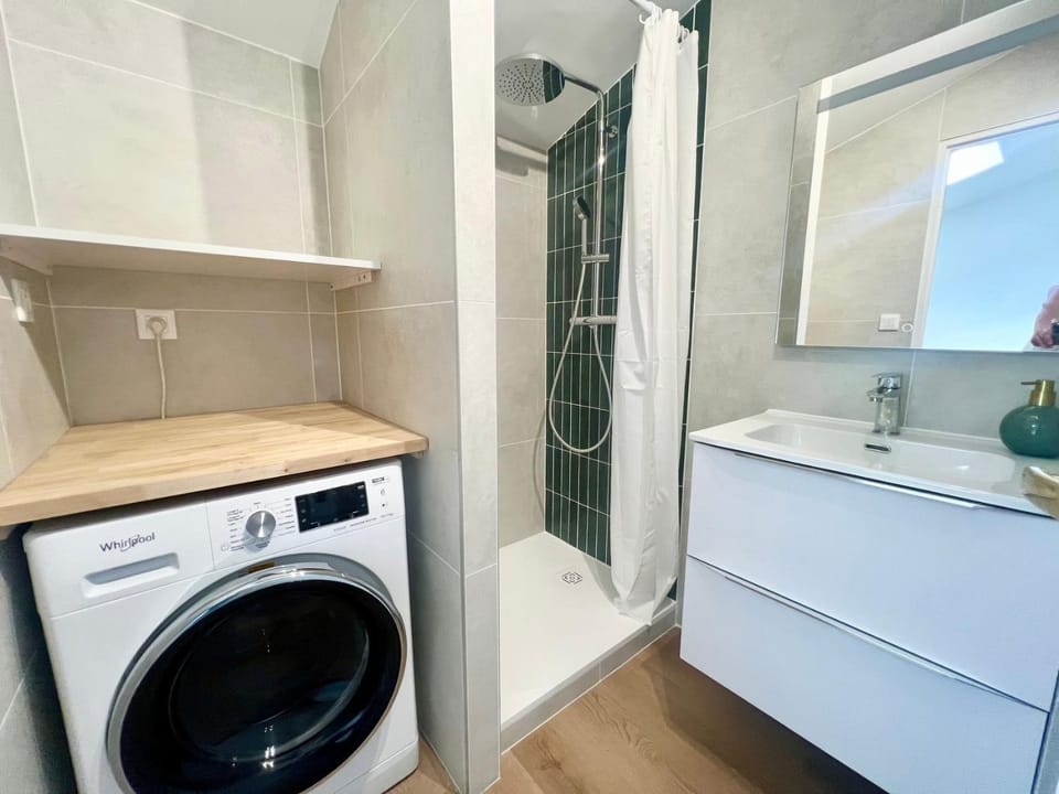 Shower, Bathroom, towels, washing machine