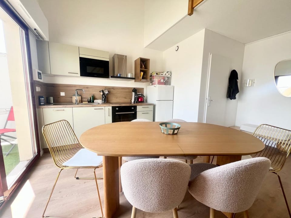 Kitchen or kitchenette, Living room, Seating area, Dining area, oven, stove
