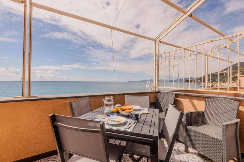 Villa Liliana - Sirena - Trilocale Elegante con Balcone Vista Mare - Accesso Diretto alla Spiaggia Apartment in Varigotti