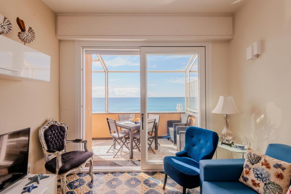 Villa Liliana - Sirena - Trilocale Elegante con Balcone Vista Mare - Accesso Diretto alla Spiaggia Apartment in Varigotti