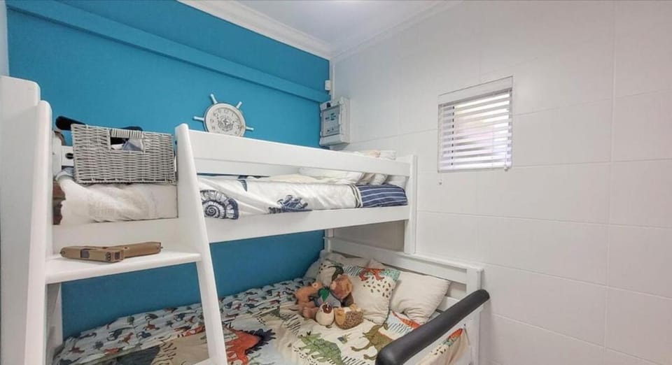 Bedroom, bunk bed