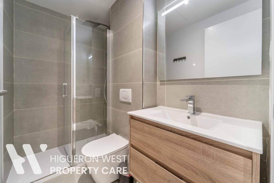 Toilet, Bathroom, towels