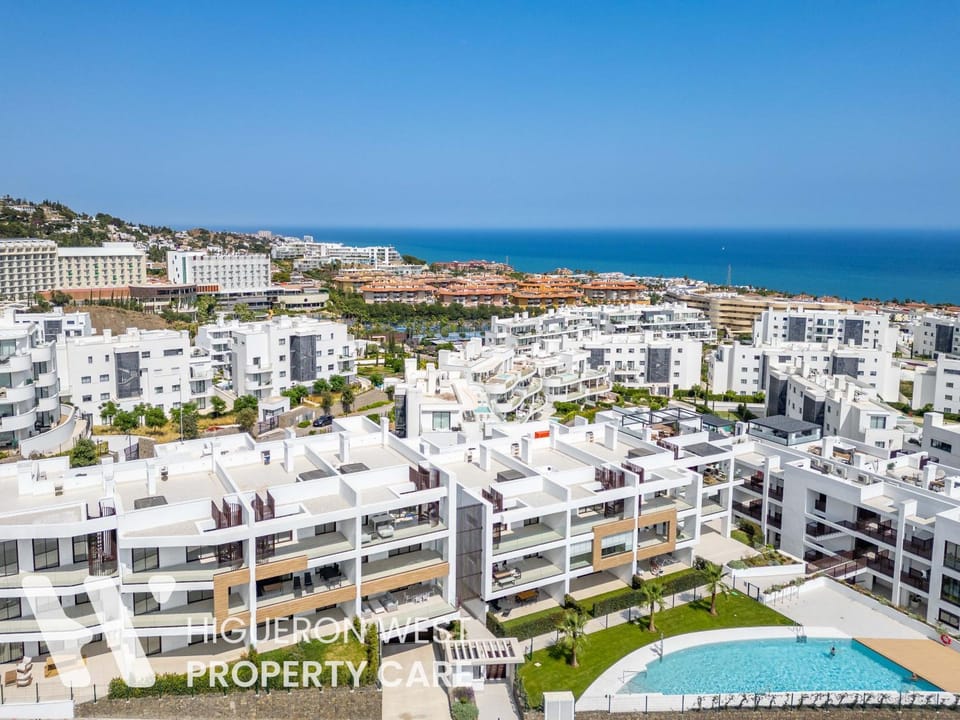 Neighbourhood, Bird's eye view, Pool view, Location