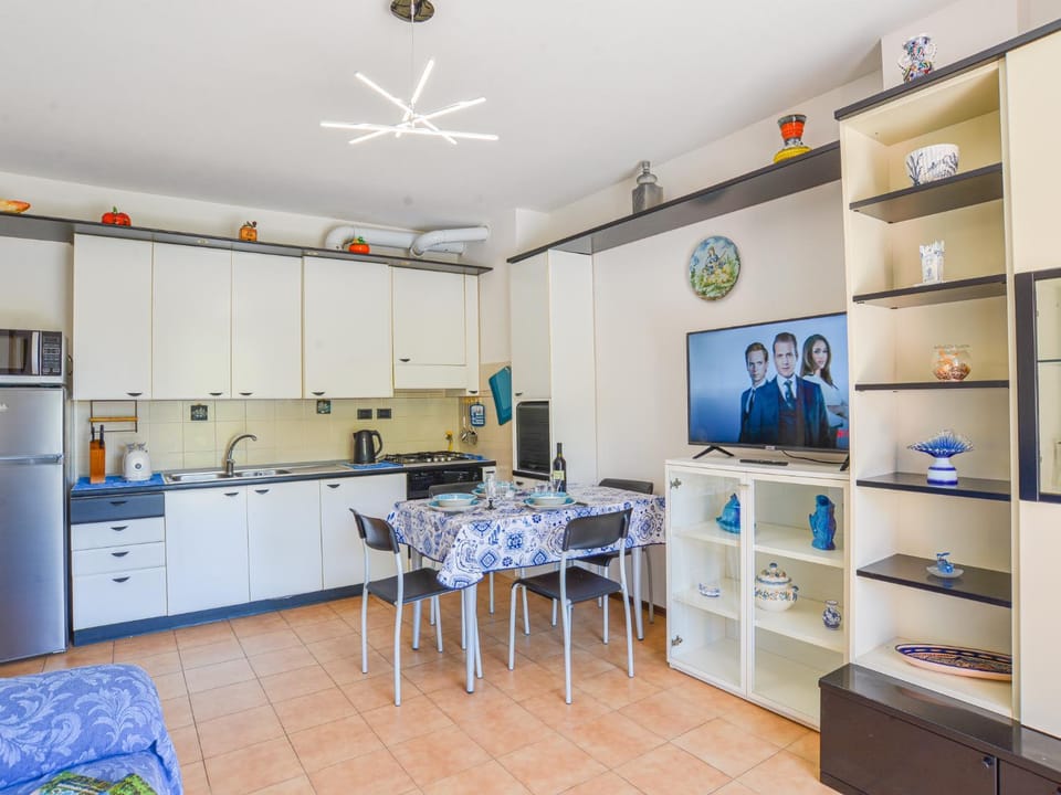Kitchen or kitchenette, Dining area, oven, stove