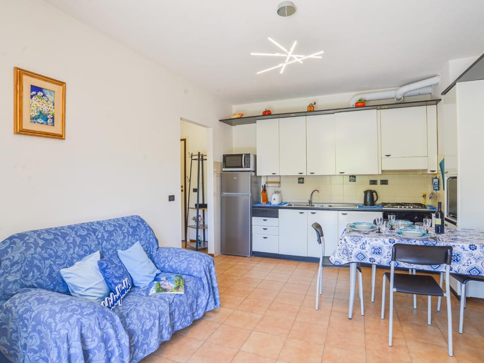 Kitchen or kitchenette, Living room, Seating area, Dining area, oven, stove