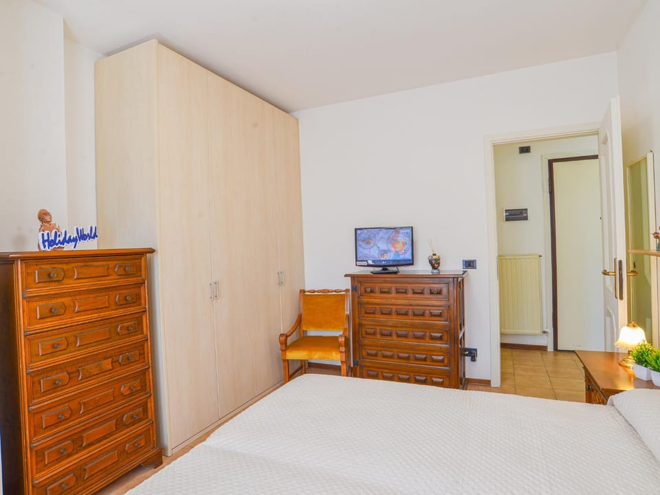 Bed, TV and multimedia, Photo of the whole room, Bedroom, wardrobe