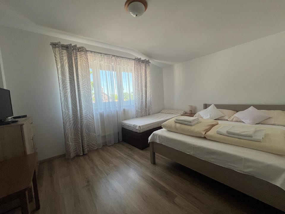 Bed, TV and multimedia, Photo of the whole room, Bedroom