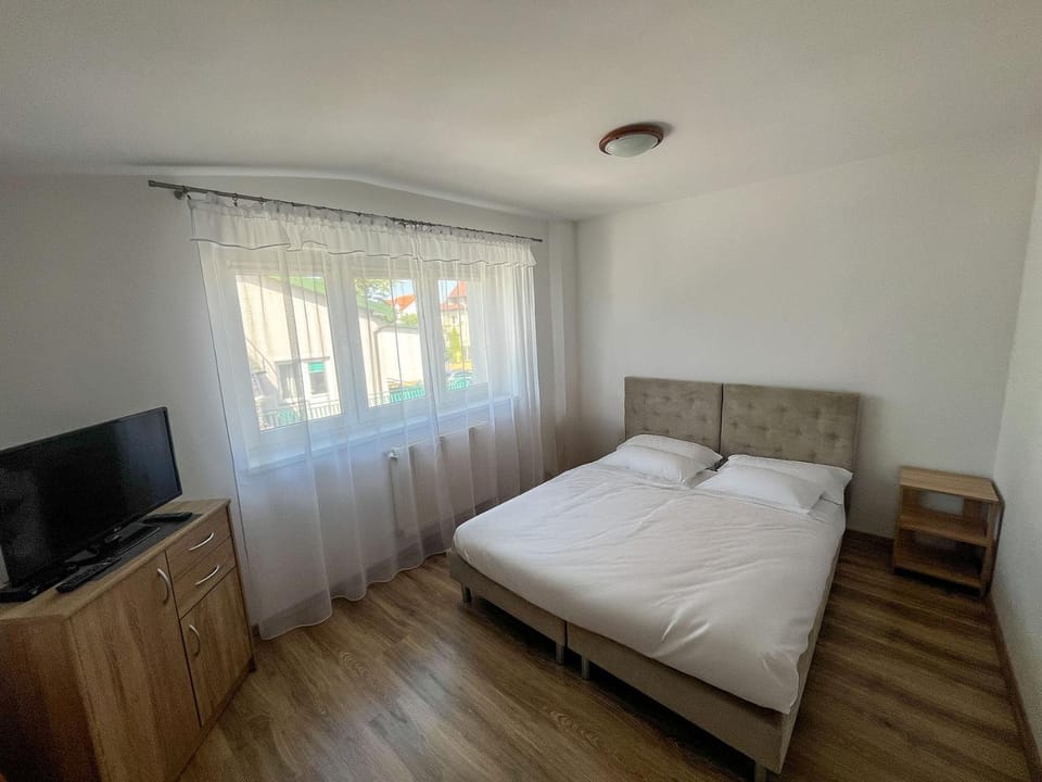 TV and multimedia, Photo of the whole room, Bedroom