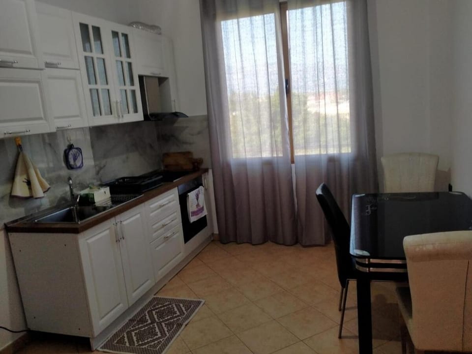 Kitchen or kitchenette, Dining area, minibar, oven, pet friendly