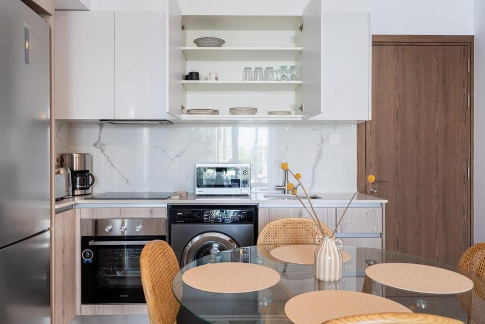 Coffee/tea facilities, Dining area, microwave, oven, stove, toaster, kitchen