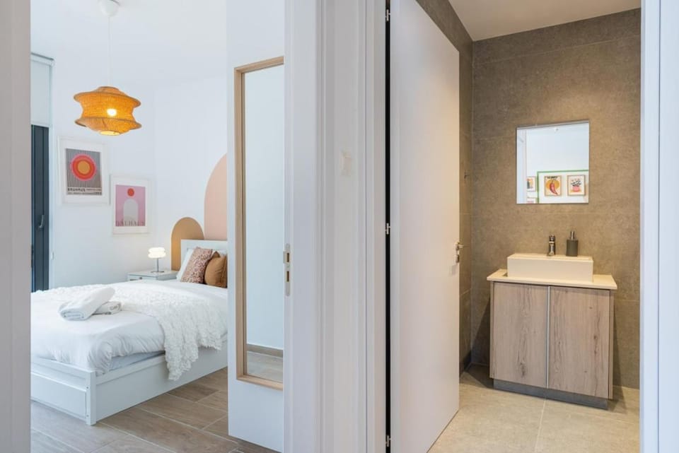 Bed, Bathroom, Bedroom, towels