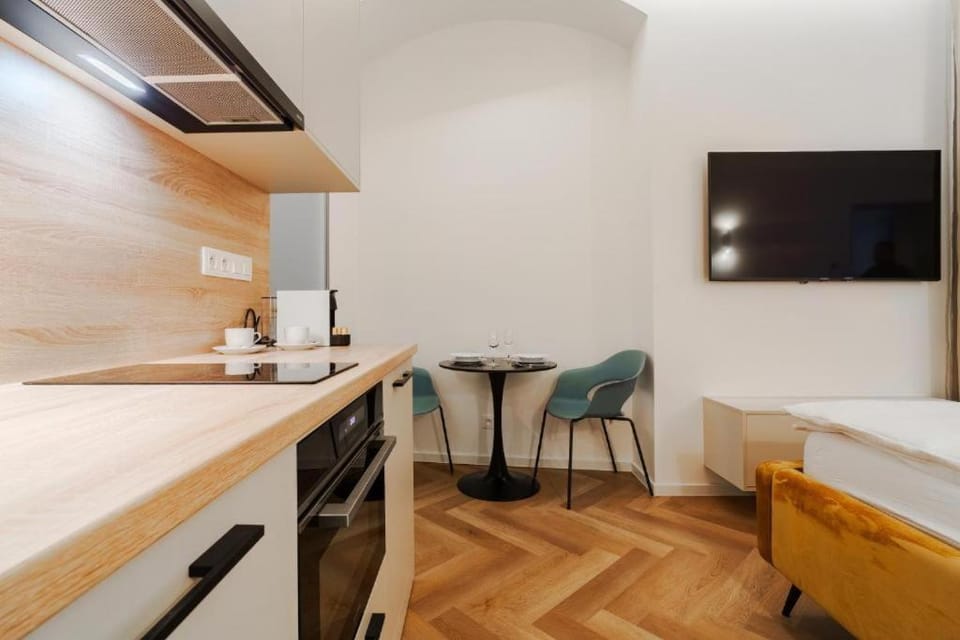 Kitchen or kitchenette, Seating area, Dining area, oven