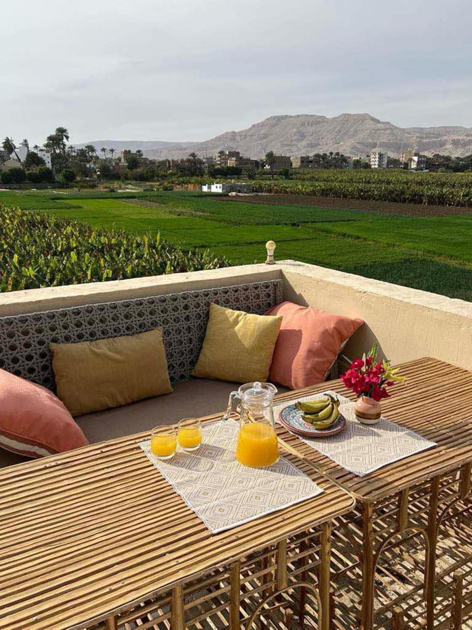 Natural landscape, Balcony/Terrace, Balcony/Terrace, Seating area, Dining area, Mountain view, Drinks