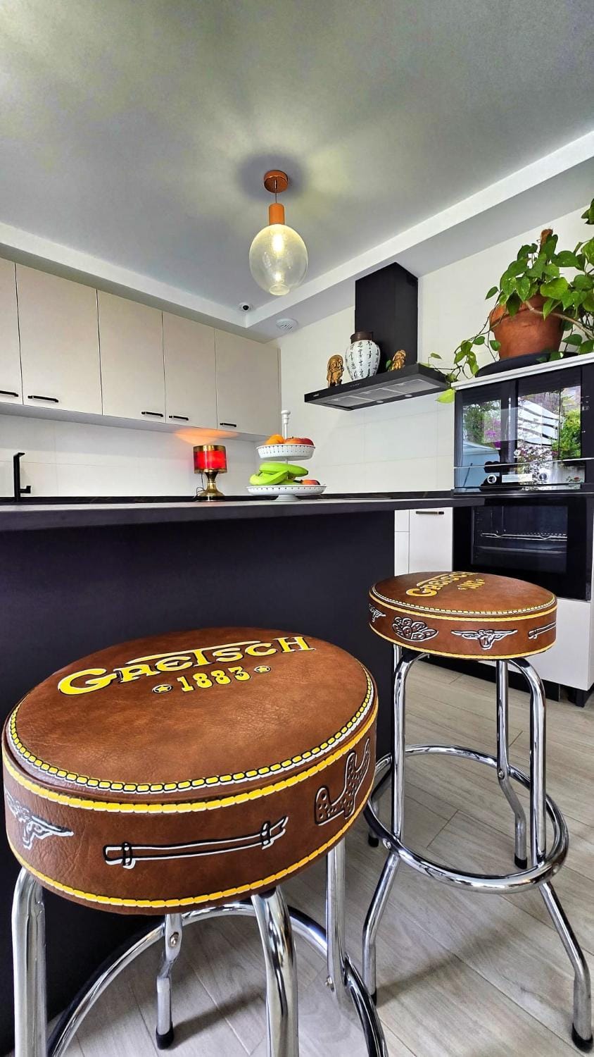 Dining area, oven, stove