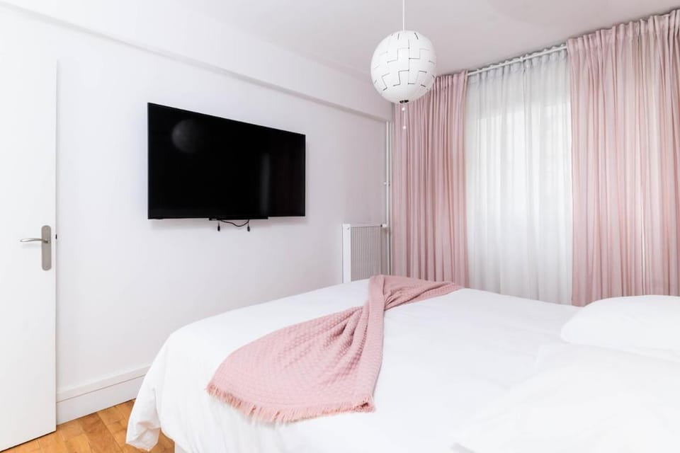 Bed, TV and multimedia, Photo of the whole room, Bedroom, Garden view