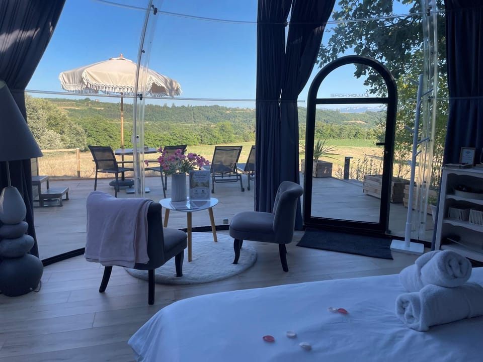 Patio, Bed, Day, Natural landscape, View (from property/room), Balcony/Terrace, Living room, Photo of the whole room, Seating area, Dining area, Bedroom, Mountain view, towels