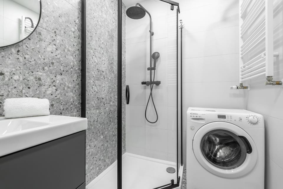 Shower, Bathroom, towels, washing machine