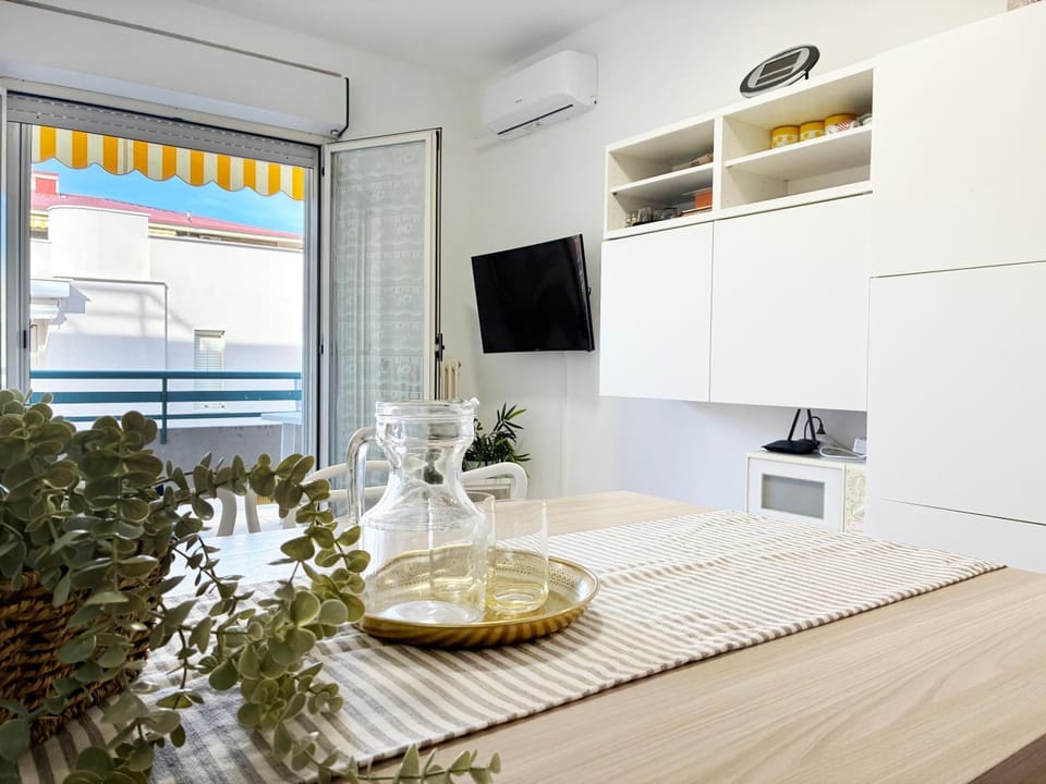 TV and multimedia, Kitchen or kitchenette, Dining area, air conditioner