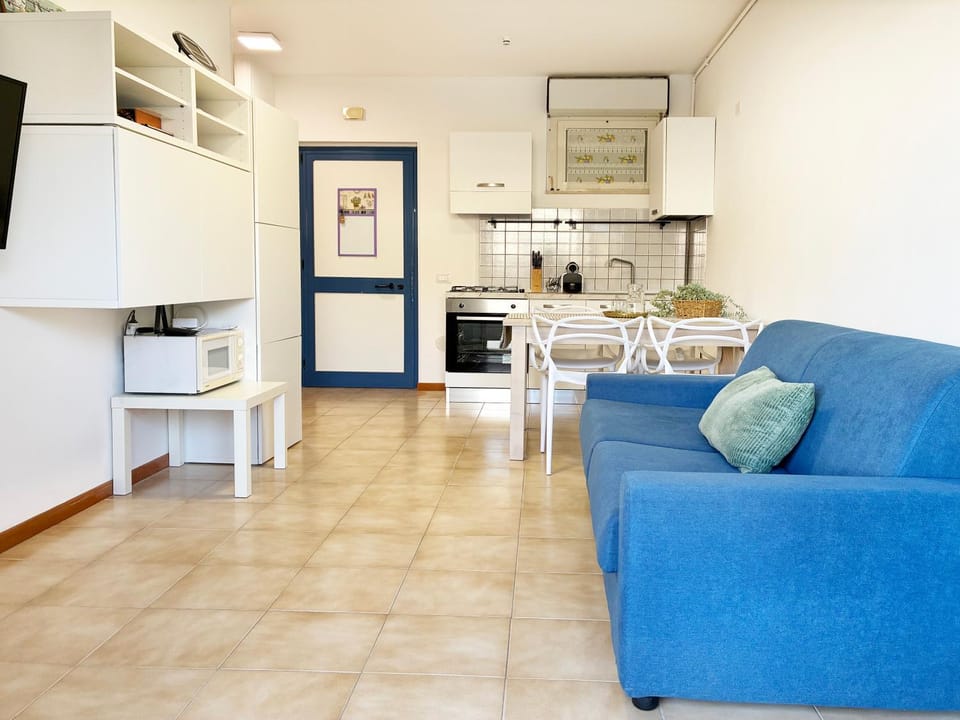 Kitchen or kitchenette, Living room, Seating area, Dining area, oven, stove