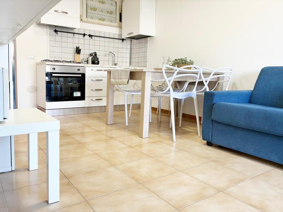 Kitchen or kitchenette, Living room, Seating area, Dining area, oven, stove