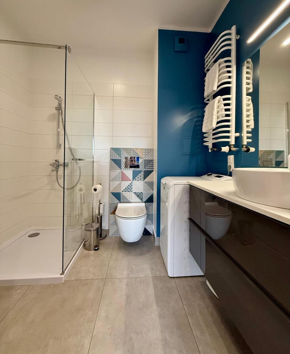 Shower, Toilet, Bathroom, towels