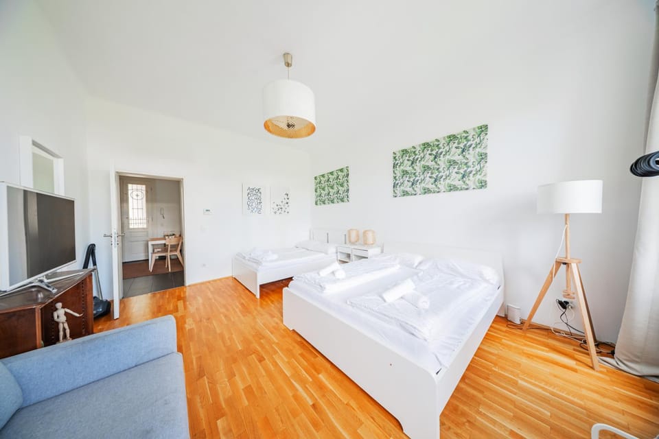 Bed, TV and multimedia, Photo of the whole room, Seating area, Bedroom, towels