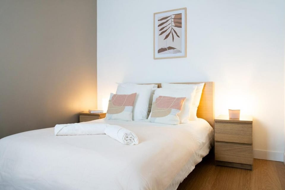 Bed, Bedroom, towels