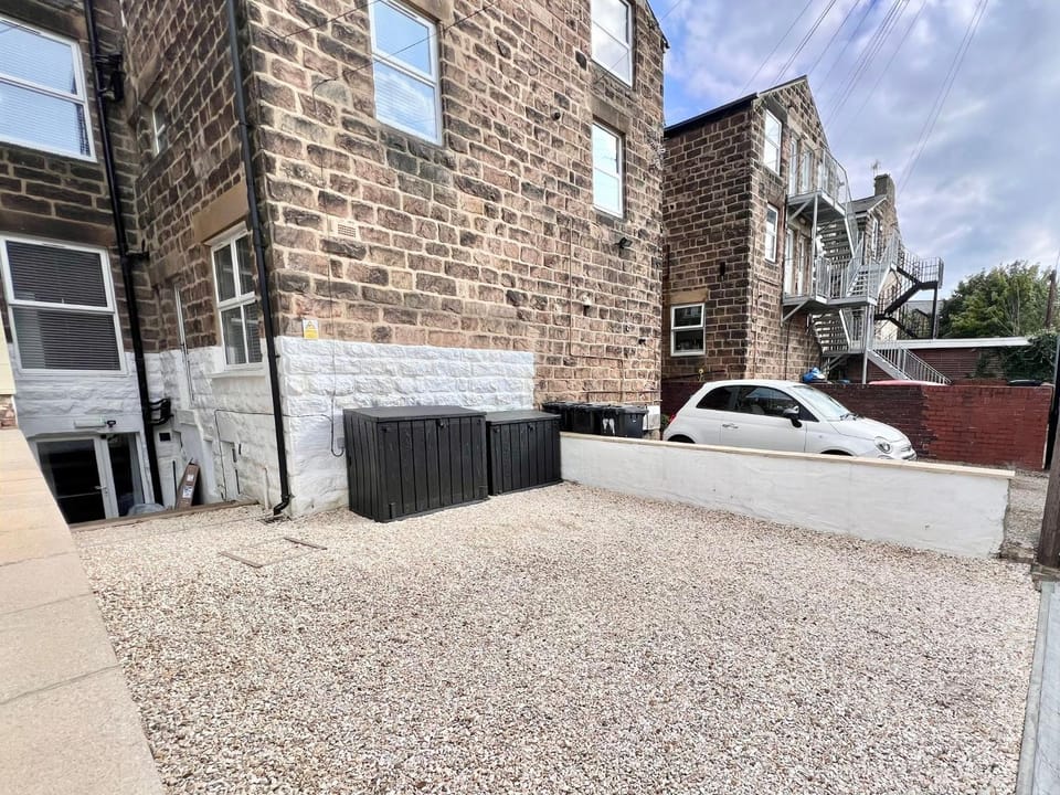 Property building, Day, Neighbourhood, Street view, Location, Parking