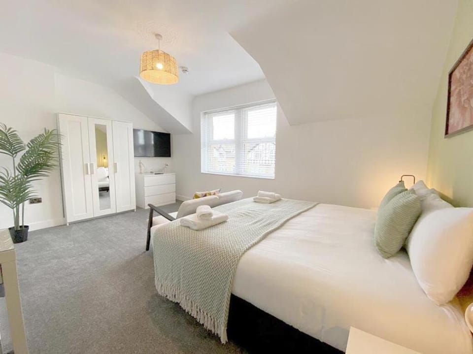 Bed, TV and multimedia, Bedroom, towels, wardrobe