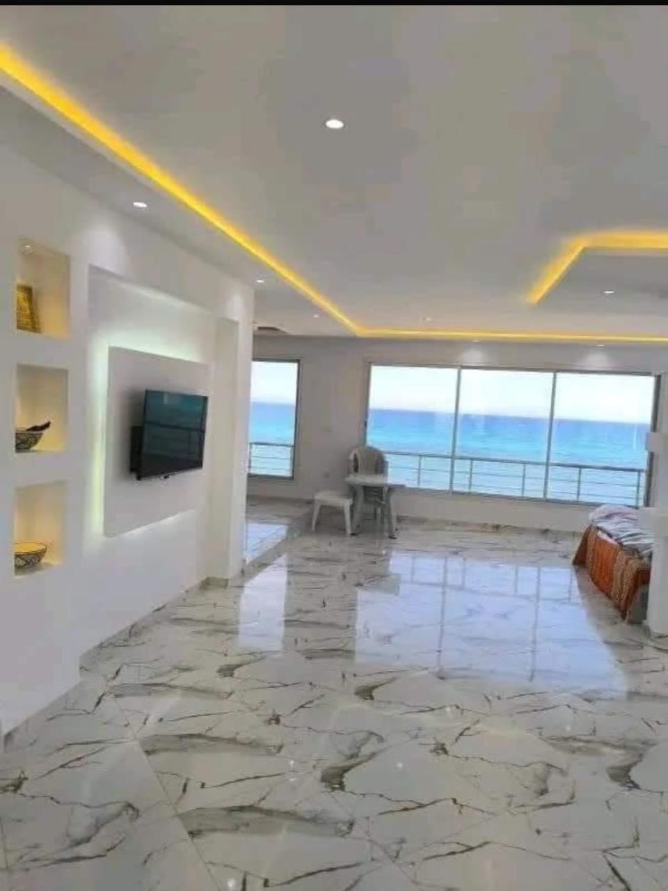 Communal lounge/ TV room, Natural landscape, TV and multimedia, Living room, Seating area, Sea view