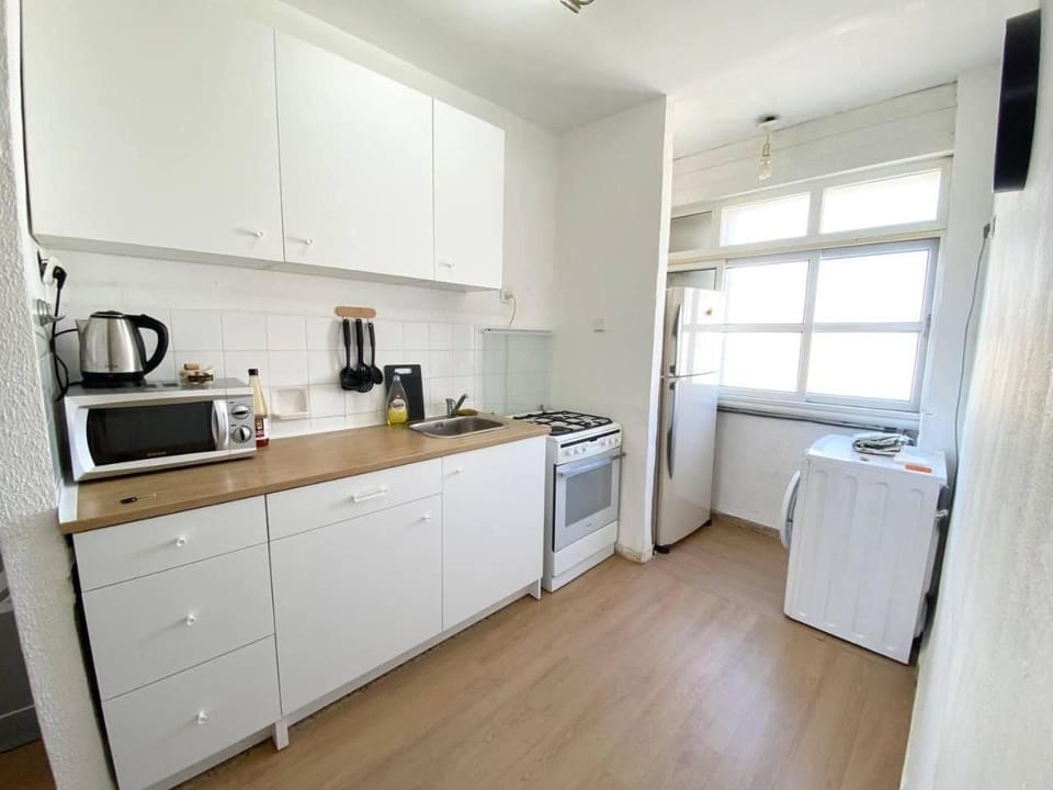 Coffee/tea facilities, oven, stove