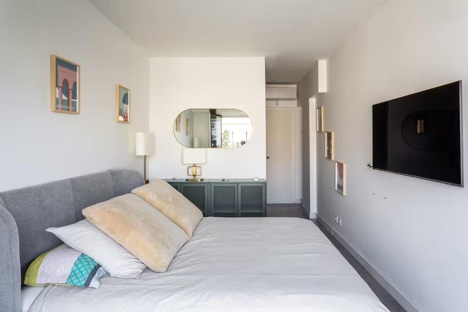 Bed, TV and multimedia, Bedroom