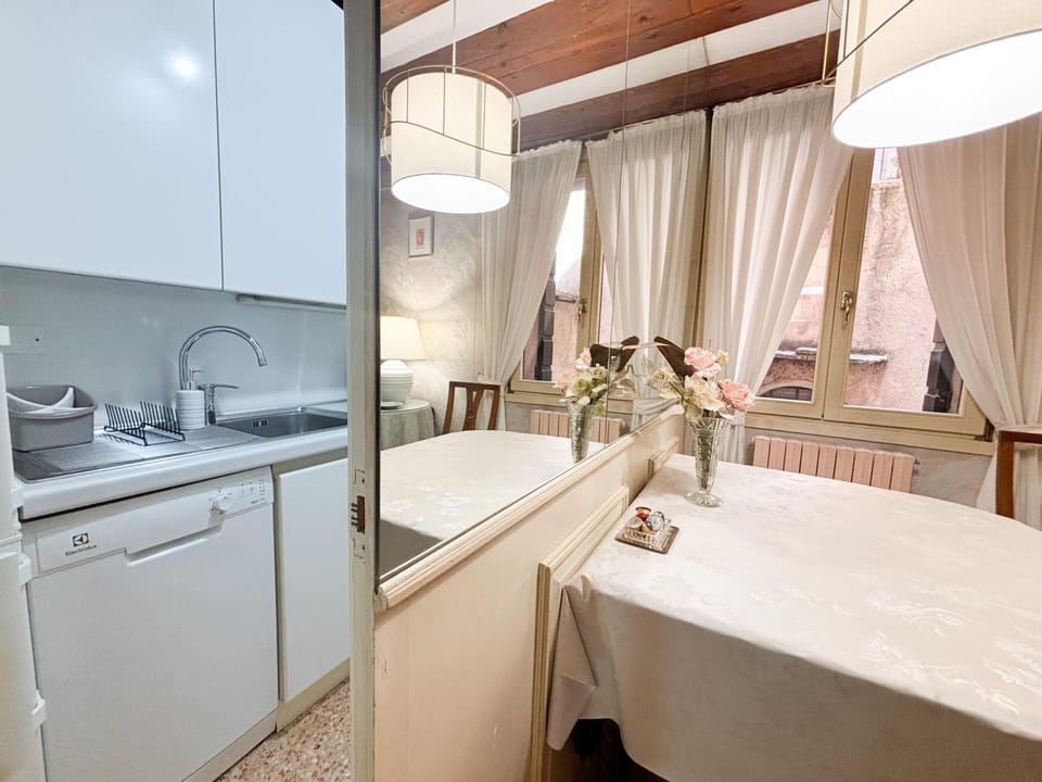 Kitchen or kitchenette, Dining area, stove