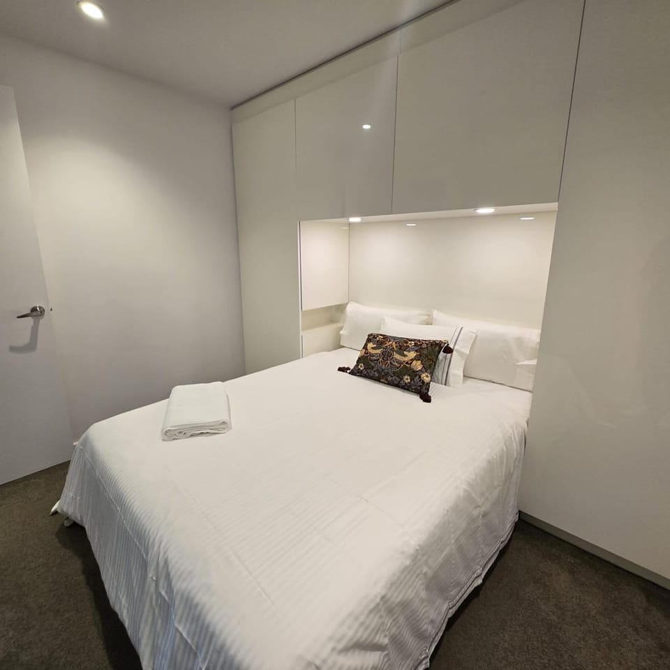 Luxury Southbank 2BR Apartment | Free Parking, Heated Pool & City Views Apartment in Southbank