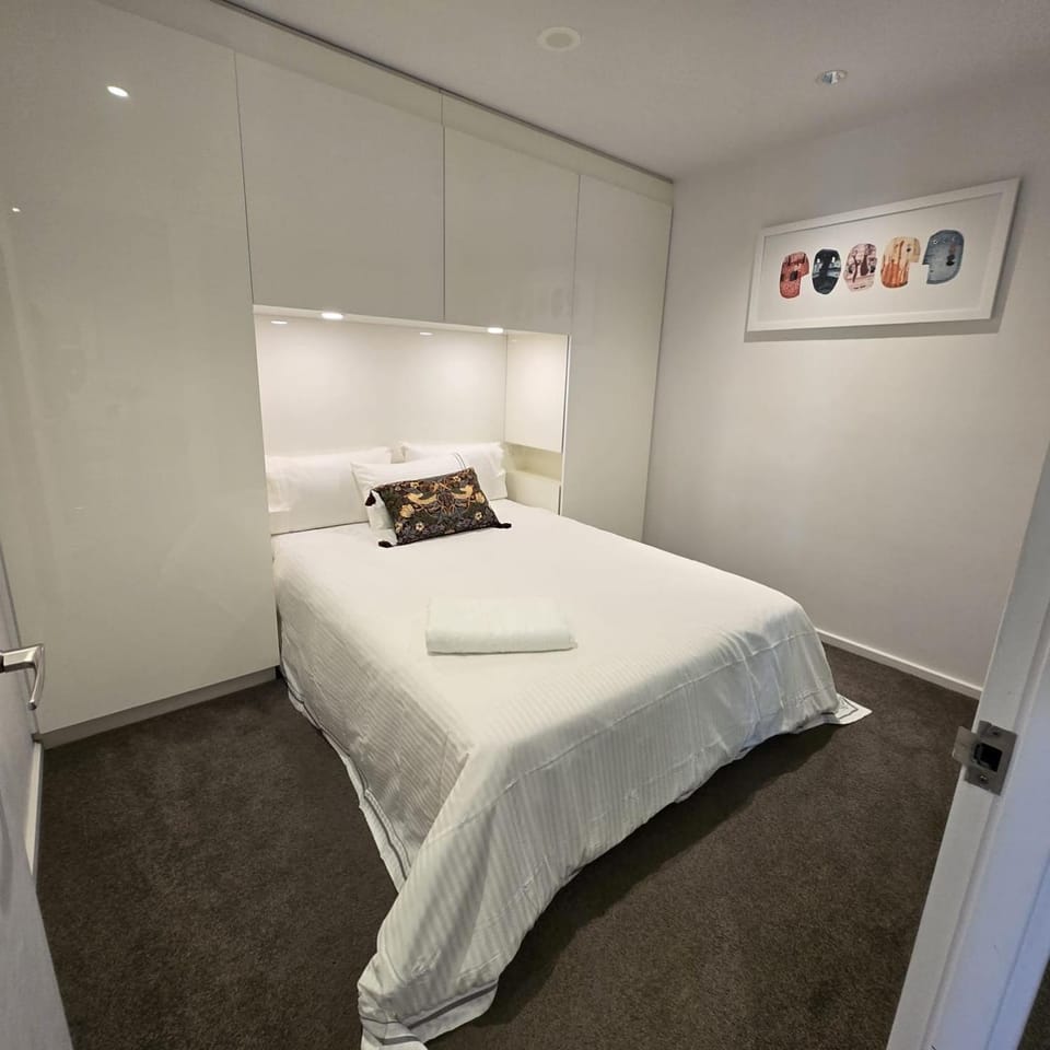 Luxury Southbank 2BR Apartment | Free Parking, Heated Pool & City Views Apartment in Southbank