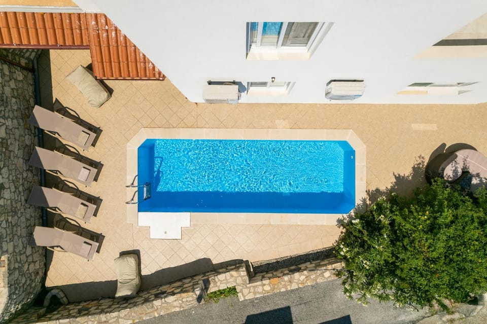 Day, Pool view, Swimming pool, sunbed