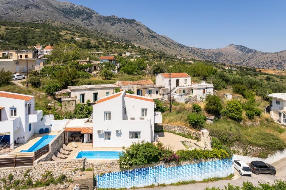 Property building, Spring, Day, Neighbourhood, Natural landscape, Bird's eye view, Mountain view, Pool view, Street view, Swimming pool, Location, Parking, sunbed