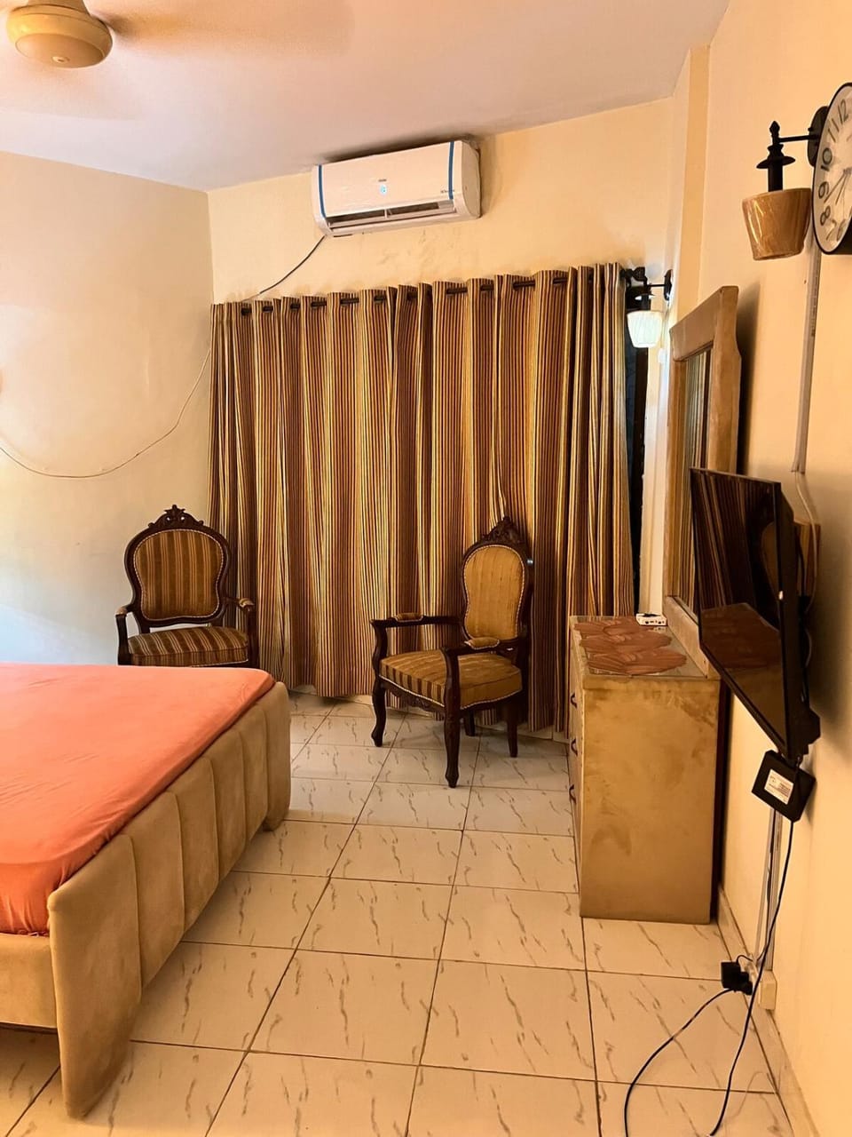 Bed, TV and multimedia, Bedroom