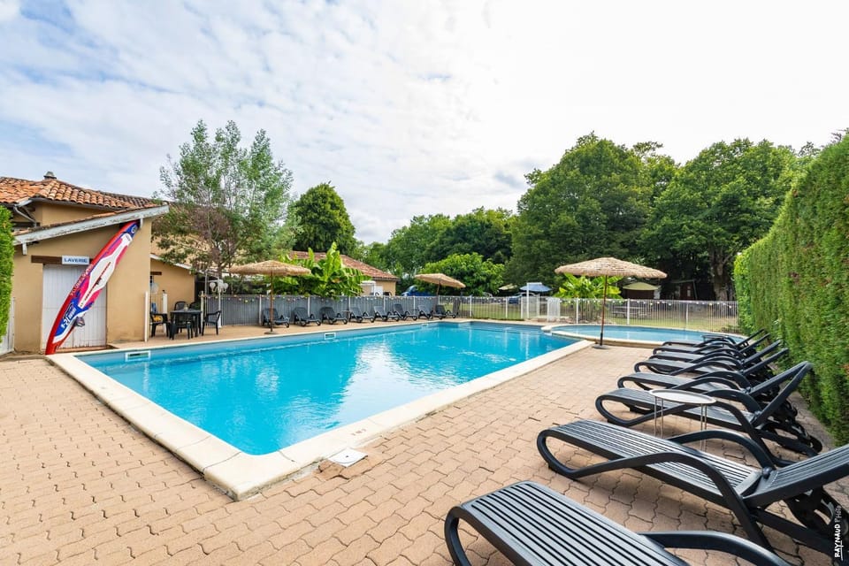 Swimming pool, sunbed