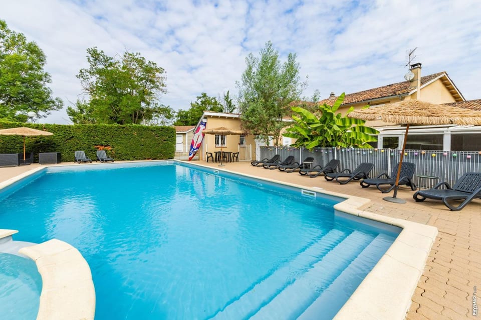 Swimming pool, sunbed