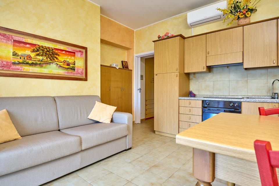 Kitchen or kitchenette, Seating area, Dining area
