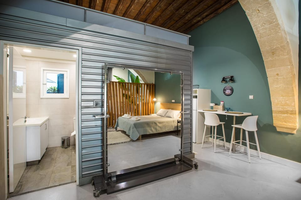 Bed, Bathroom